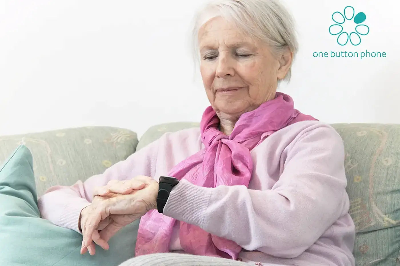 Selbstständige ältere Dame trägt das One Button Phone am Handgelenk