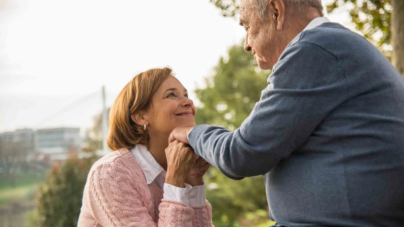 Tochter und Vater verbringen gemeinsam Zeit im Alltag