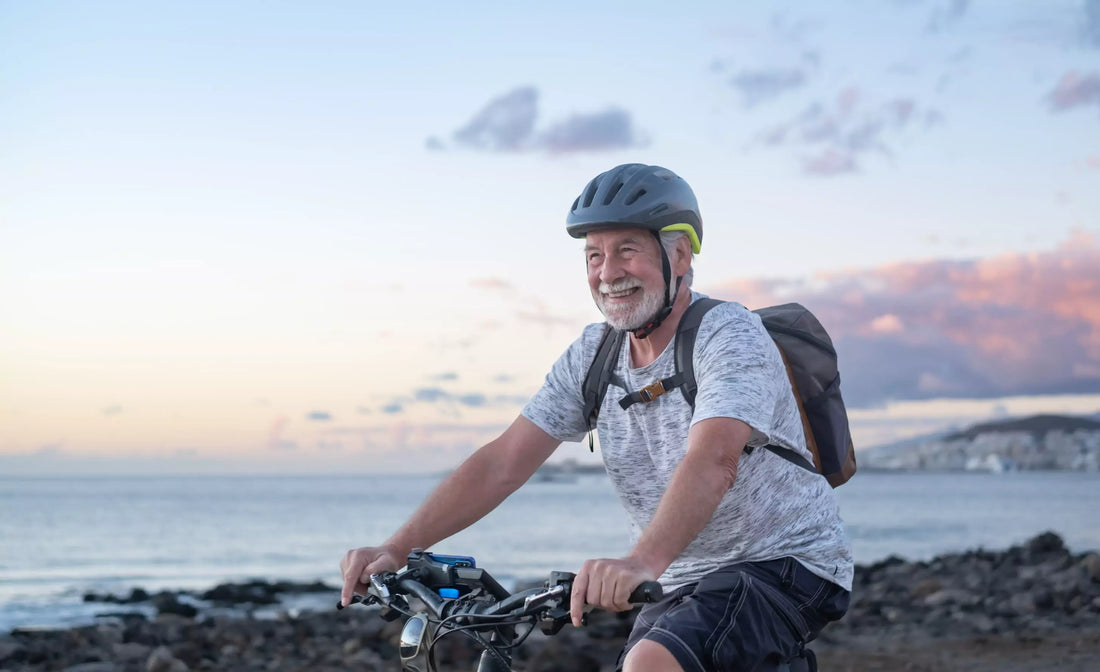 Aktiver älterer Mann fährt selbstständig Fahrrad