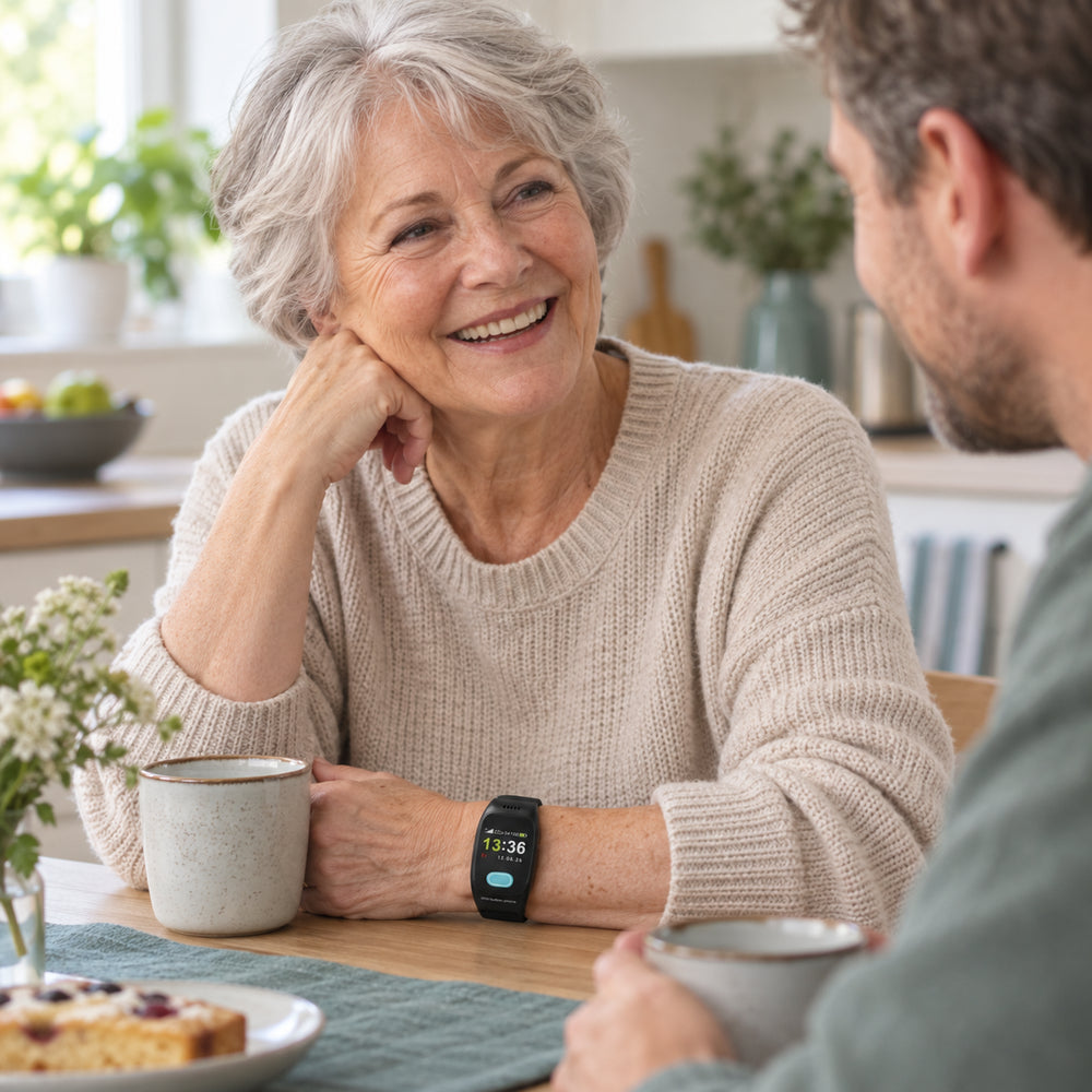 One Button Phone am Handgelenk im Familienalltag – KI-generiertes Motiv